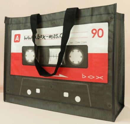 Elegante PP Woven Einkaufstaschen von box-mas: Schwarze Tasche mit kreativem Tonband-Design!