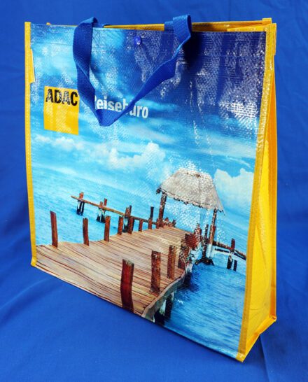 Stilvolle Vorderansicht: ADAC Reisebüro Tasche mit Meeresmuster.