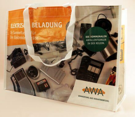 Stilvoll und nachhaltig: Die AWA PP Woven Tasche für elektrische Geräte.