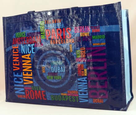 Globale Eleganz: BBT's PP Woven Taschen mit den Namen großer Städte.