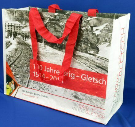 Über den Dächern von Brig-Gletsch: PP Woven Taschen für das 100-jährige Jubiläum