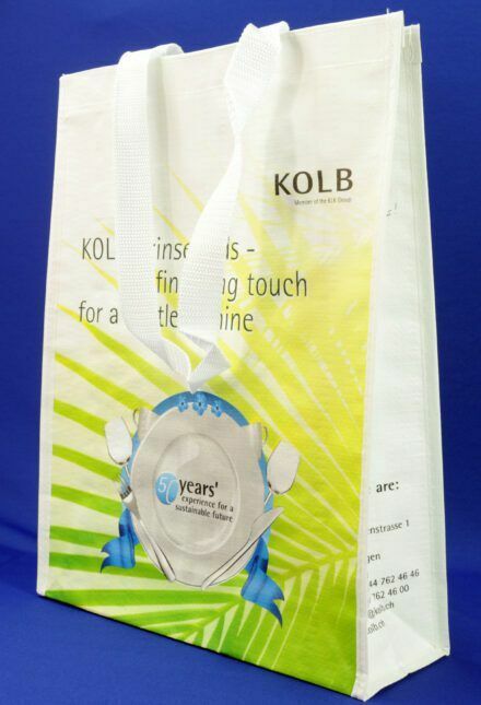 Nachhaltiges Shopping mit KOLB: Weiße Taschen und strahlende Sauberkeit im Fokus.