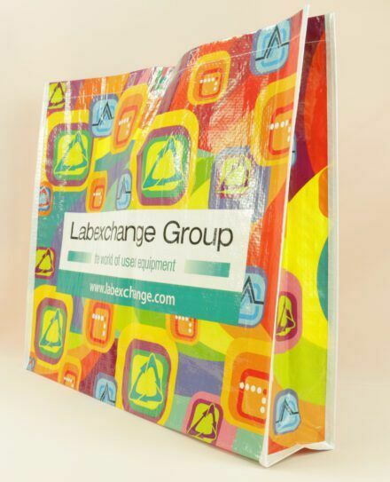 Einzigartiges Design: Labexchane Group präsentiert bunt dekorierte PP Woven Taschen mit Architektur-Schriftzug.