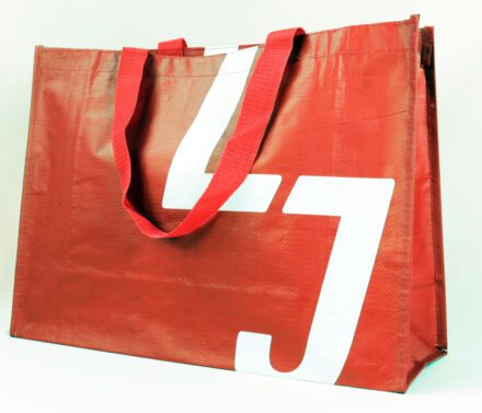 Modischer Hingucker: Laserjob PP Woven Taschen in Rot für exklusive Einkaufsmomente