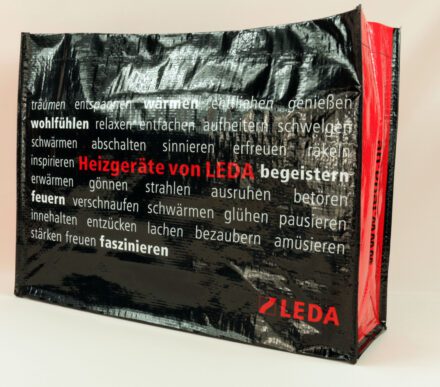 LEDA's Wohlfühloase: Schwarze PP Woven Einkaufstaschen mit leidenschaftlichen roten Akzenten!