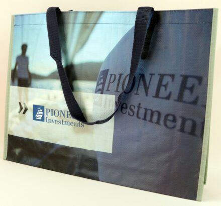 Im Fokus: Die Vorderansicht der PP Woven Einkaufstasche von Pioneer Investments