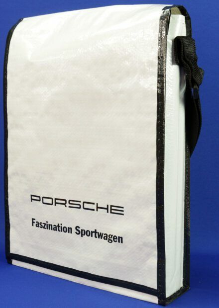 Exklusive Eleganz: Porsche PP Woven Taschen mit Frontansicht und inspirierendem Motto