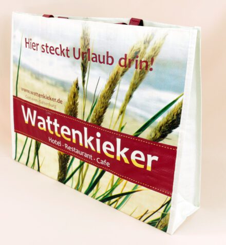 Stil trifft Nachhaltigkeit – Wattenkieker's PP Woven Tasche für Hotel, Restaurant und Café.