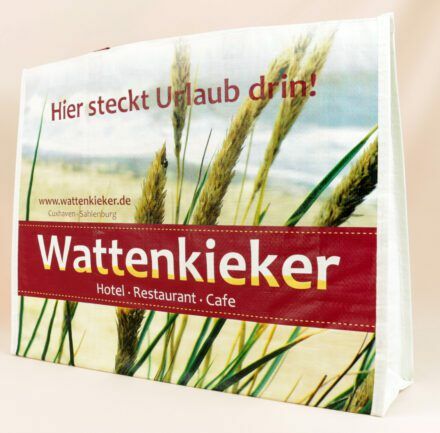 Stil trifft Nachhaltigkeit – Wattenkieker's PP Woven Tasche für Hotel, Restaurant und Café.
