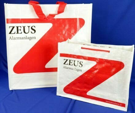 Vorderansicht: Weiße PP Woven Einkaufstasche von Zeus Alarmanlagen mit rotem Z-Logo