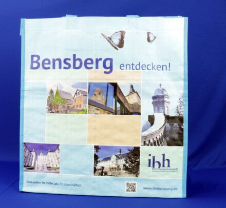 Stadtzauber in Blau: Vorderansicht der IBH Bensberg PP Woven Einkaufstasche.