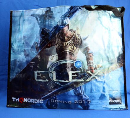 Gaming-Power im Alltag: Blaue PP Woven Einkaufstasche von THQ Nordic mit epischen Kriegermotiv.