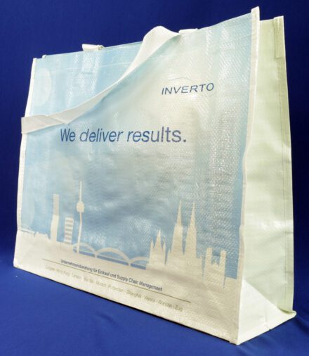 Von vorne: INVERTO Einkaufstaschen mit Aussagekraft