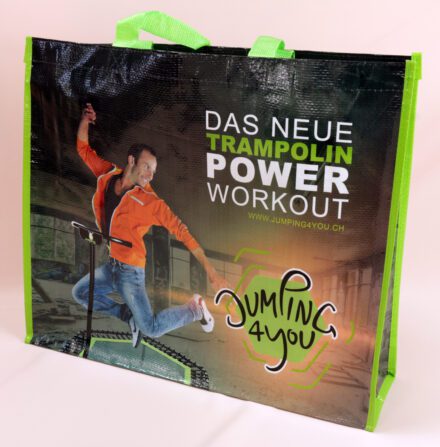 Aktiv unterwegs: Die PP Woven Einkaufstaschen von jumping4you für bewegungsfreudige Shopper.