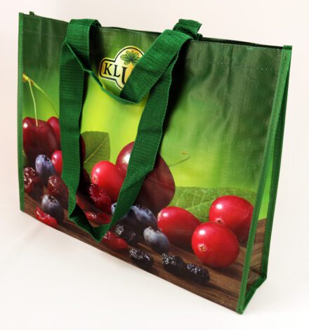 Fruchtige Frische in Grün: Hochwertige PP Woven Einkaufstasche mit bunten Frucht-Bildern.