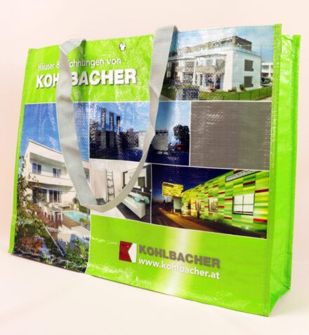 Architektonisches Shopping: Stilvolle Taschen von Kohlbacher mit gedruckten Wohnungen und Häusern.