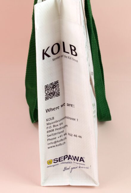 "Innovation in jedem Beutel: Weiße PP Woven Einkaufstaschen von KOLB – vom Fruitlet zur Produktionsstätte.