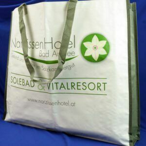 Erleben Sie Luxus: Narzissenhotel's Weiße PP Woven Einkaufstaschen mit Olivgrünen Seiten.