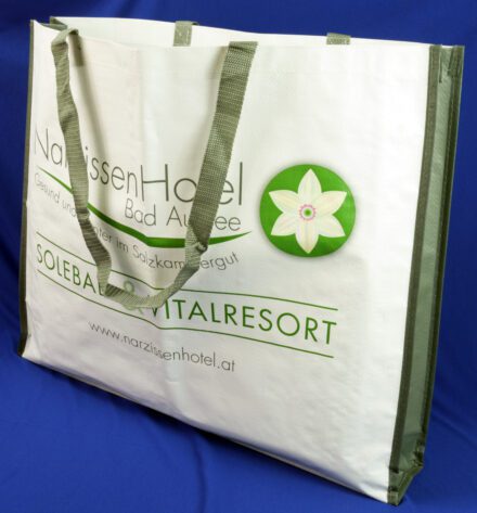 Erleben Sie Luxus: Narzissenhotel's Weiße PP Woven Einkaufstaschen mit Olivgrünen Seiten.