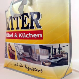 Ein Hauch von Möbelmagie: Die Vorderansicht der RITTER PP Woven Tasche.