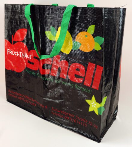 Schicke Schwarz-Rot-Kombination: PP Woven Einkaufstasche von schell FRUCHTHAUS.