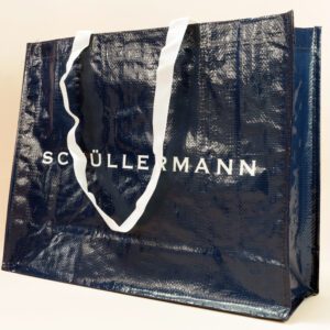 SCHÜLLERMANN Signature Collection: Dunkelblaue PP Woven Einkaufstaschen mit Firmenlogo.